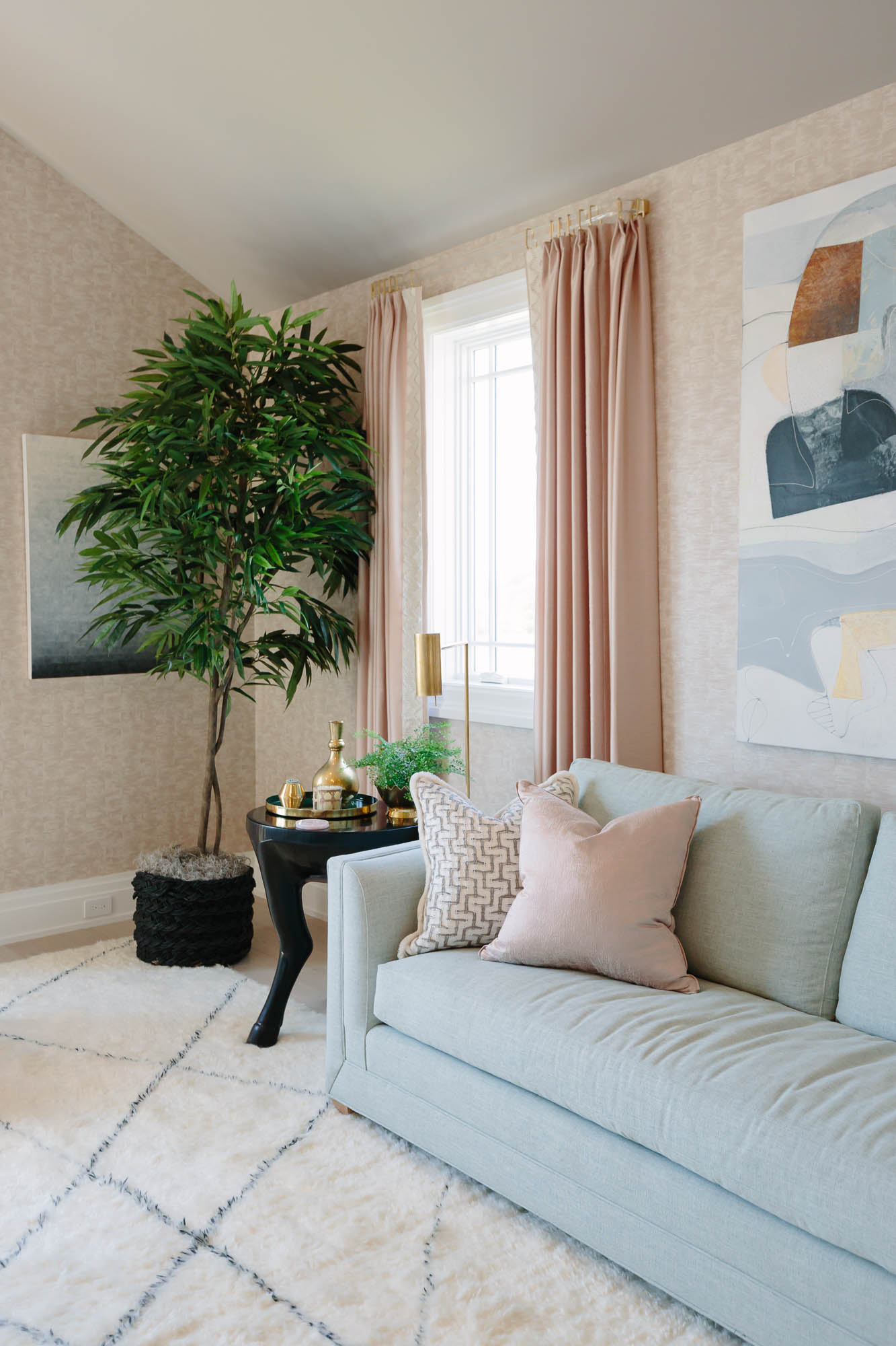 2019 Hampton Designer Showhouse featured by top US style blog, York Avenue: image of Morgan Harrison Home bedroom at the 2019 Hampton Designer Showhouse